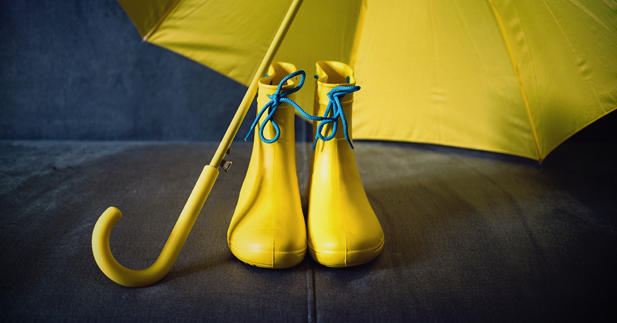 Galochas amarelas e chapeu de chuva